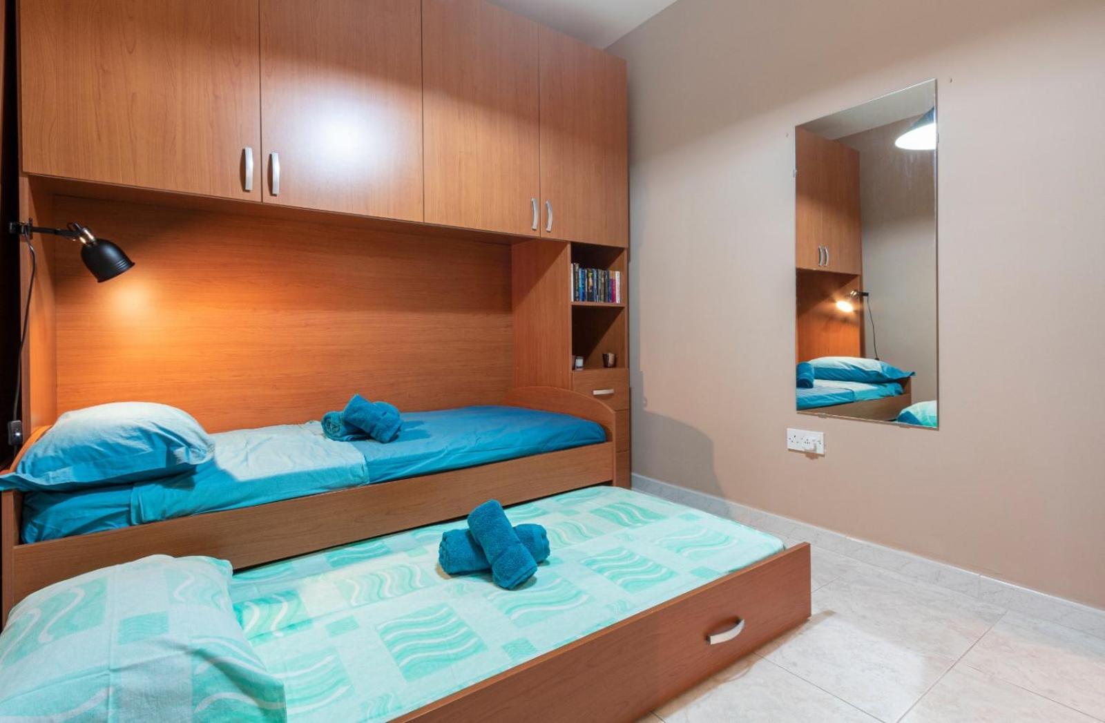 Spacious & Comfy Seaside Flat *