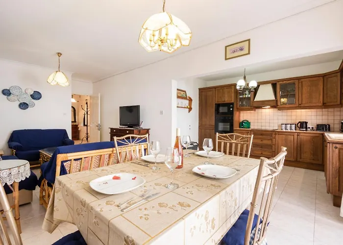 Spacious & Comfy Seaside Flat